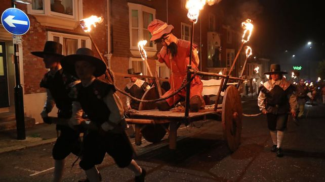 Celebración anual de la noche de la hoguera de Lewes