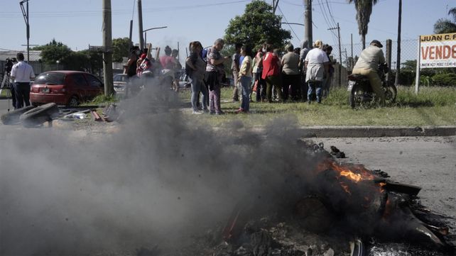 El piquete de vecinos frente al ingreso a la empresa El Cacique en barrio Puente Gallegos.&nbsp;