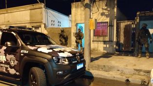 Cayeron policías, abogados y civiles que usurparon casas y uno tenía 190 kilos de drogas