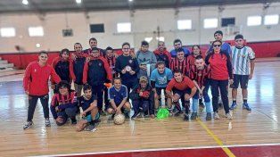 El fútbol inclusivo de Patronato se prepara junto a su entrenadora Carina Landra.