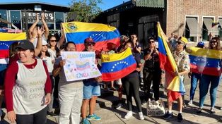 La concentración de venezolanos frente al Mercado del Patio en Rosario.
