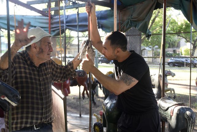 El dueño, Aníbal, y Leonel en la calesita que buscan rescatar