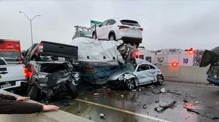 Al menos 5 muertos y decenas de heridos en un accidente con casi 100 autos
