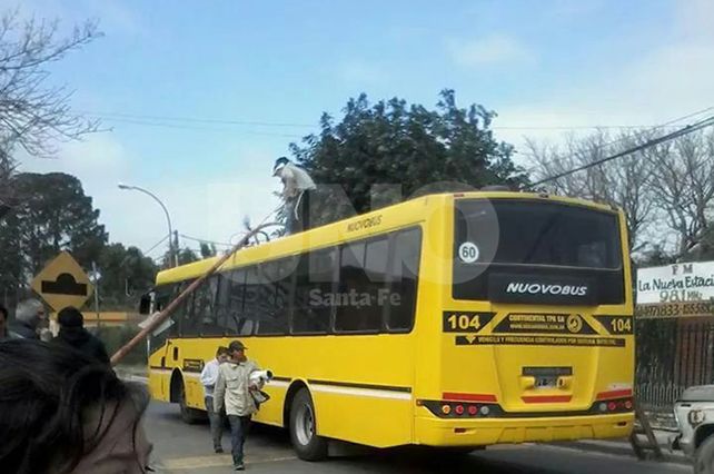 Un poste de luz cayó sobre un colectivo de la línea 2 en Rincón