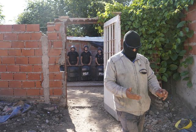 Un operario trabaja dentro del búnker de venta de drogas derribado en Riobamba al 5000.&nbsp; 
