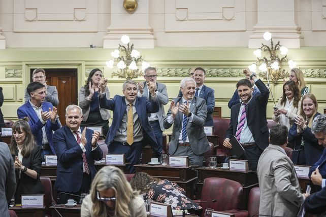 Tras la aprobación de la reforma constitucional, los convencionales de Unidos saltaron de sus bancas, entre aplausos y abrazos.