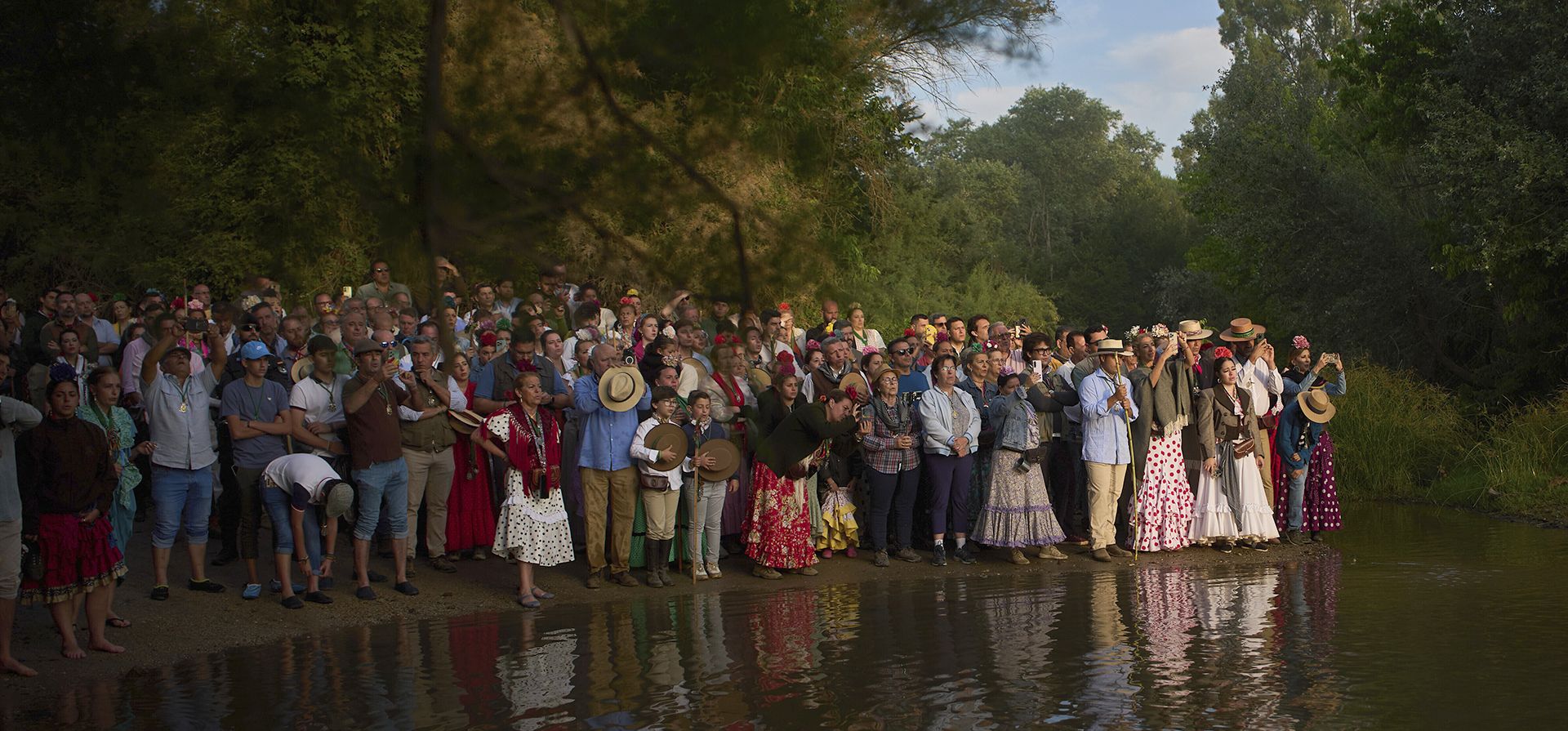 Peregrinos rezan en el río Quema camino a la ermita del Rocío, cerca de Aznalcázar, España, el viernes 6 de junio de 2025, durante la peregrinación anual en la que cientos de miles de devotos de la Virgen del Rocío convergen en el santuario y sus alrededores. (Foto AP/Emilio Morenatti) Peregrinos rezan en el río Quema camino a la ermita del Rocío, cerca de Aznalcázar, España, el viernes 6 de junio de 2025, durante la peregrinación anual en la que cientos de miles de devotos de la Virgen del Rocío convergen en el santuario y sus alrededores. (Foto AP/Emilio Morenatti)