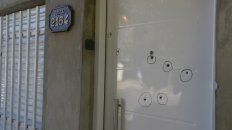 Ocho disparos perforaron la puerta de la casa de Fraga al 2100 la noche del domingo. Ocho disparos perforaron la puerta de la casa de Fraga al 2100 la noche del domingo.