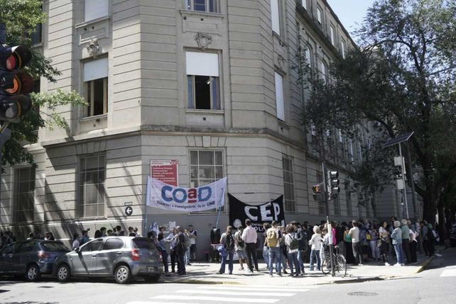 Docentes y estudiantes realizaron un abrazo solidario a la UNR en defensa de la educación pública.