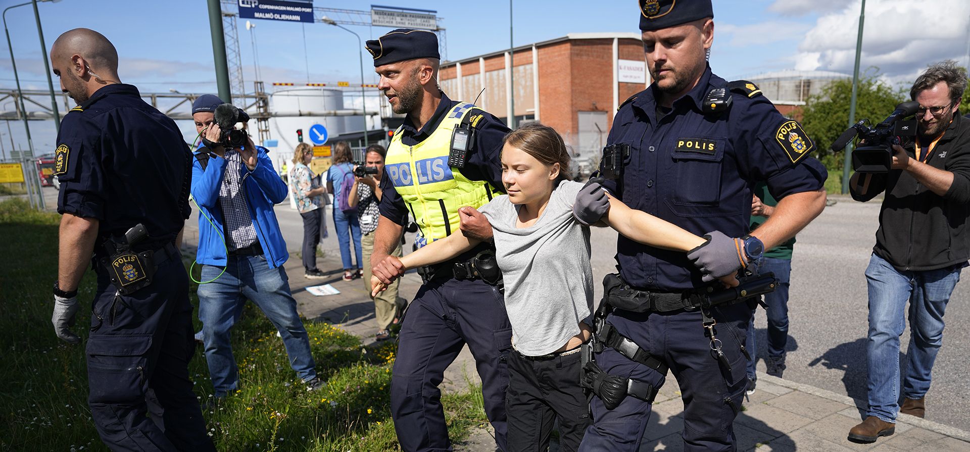 La activista climática Greta Thunberg es detenida por la policía durante una acción por bloquear la entrada a una instalación petrolera en Malmo, Suecia, el lunes 24 de julio de 2023. (Foto AP/Pavel Golovkin) La activista climática Greta Thunberg es detenida por la policía durante una acción por bloquear la entrada a una instalación petrolera en Malmo, Suecia, el lunes 24 de julio de 2023. (Foto AP/Pavel Golovkin)