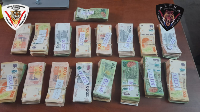 El dinero que estaba en el auto robado que la policía halló ayer a la tarde en barrio Belgrano.