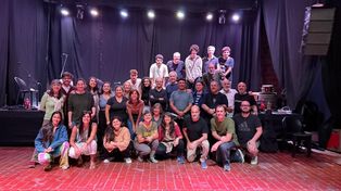 Parte de los artistas que participarán del cierre musical del Día de la Memoria, Verdad y Justicia posaron para la foto durante uno de los ensayos.&nbsp;