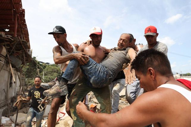 La Guaira. Un grupo de vecinos rescatan a un hombre de un edificio colapsado. Familiares y vecinos participan de la desesperada búsqueda de víctimas atrapadas