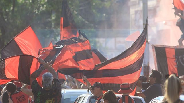 Banderazo de la ilusión: hinchas despidieron a Patronato