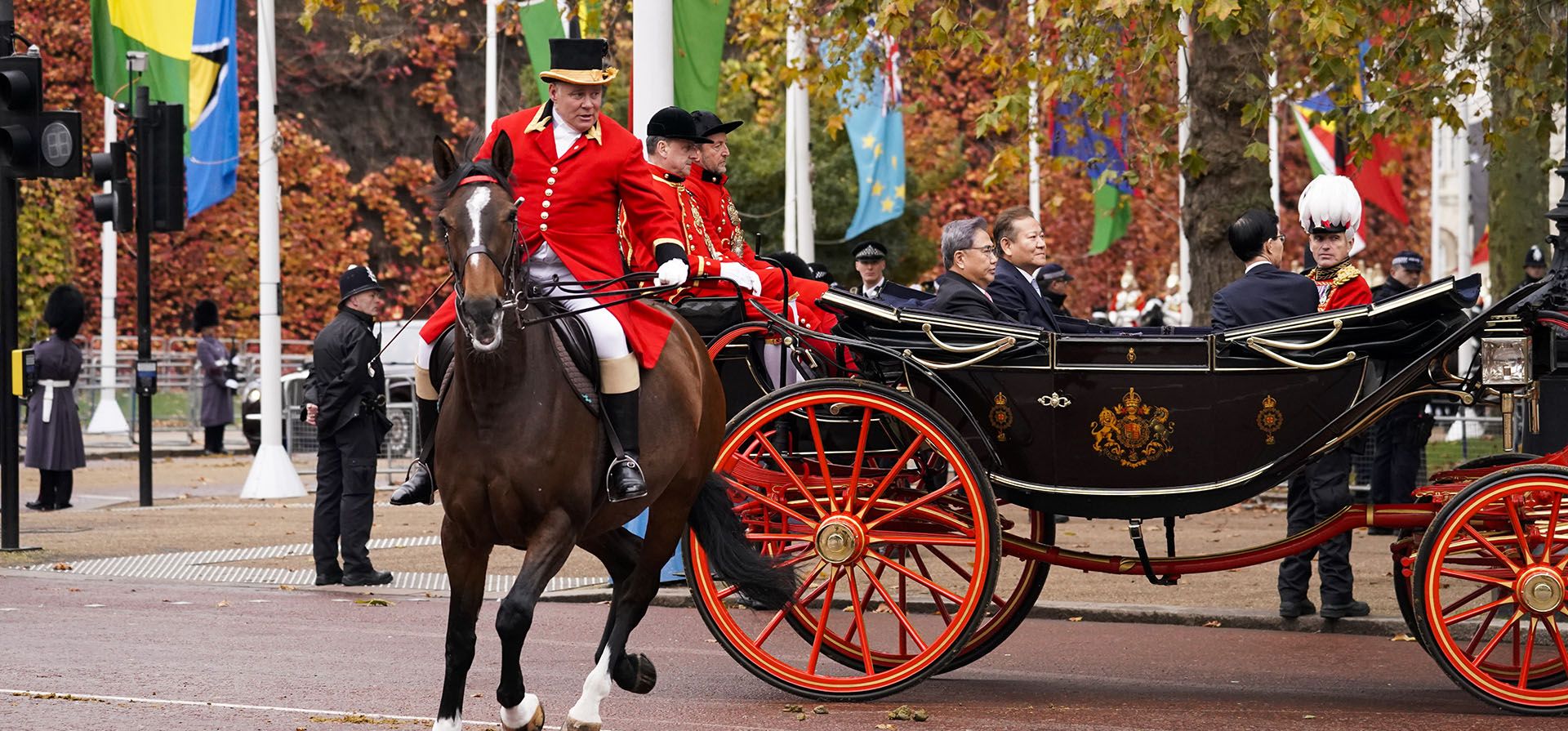 Un caballo de la guardia rompe la línea durante el desfile que sigue a la ceremonia de bienvenida del presidente de Corea del Sur, Yoon Suk Yeol, con motivo de su visita de estado de tres días al Reino Unido, en Londres, el martes 21 de noviembre de 2023. (Foto AP/ Alberto Pezzali) Un caballo de la guardia rompe la línea durante el desfile que sigue a la ceremonia de bienvenida del presidente de Corea del Sur, Yoon Suk Yeol, con motivo de su visita de estado de tres días al Reino Unido, en Londres, el martes 21 de noviembre de 2023. (Foto AP/ Alberto Pezzali)