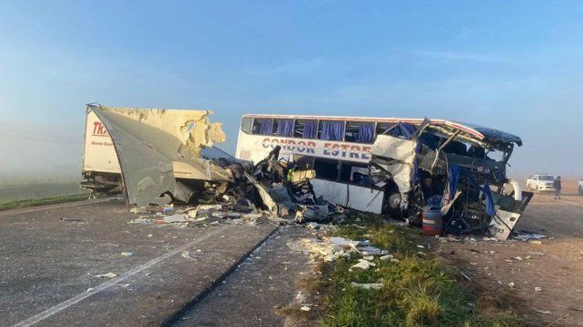 El micro de pasajeros tras chocar con un camión en San Miguel del Monte que dejó cuatro muertos. El micro de pasajeros tras chocar con un camión en San Miguel del Monte que dejó cuatro muertos.