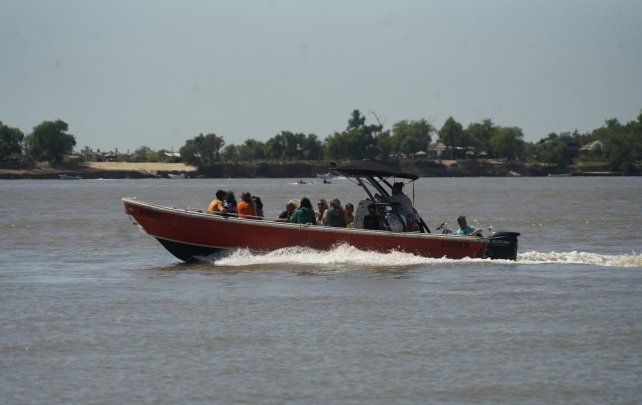 Los taxi lancha navegan el río cruzando pasajeros desde La Florida o La Fluvial a las islas del Delta Paraná.