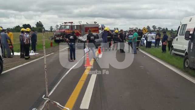 Dos personas murieron en un choque entre un auto y una camioneta en Tacuarendí