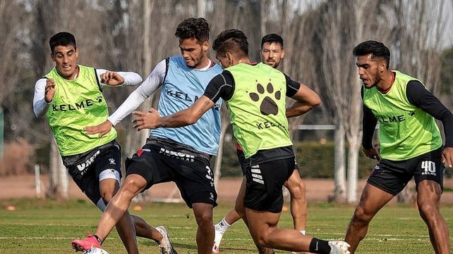 Eduardo Domínguez dispuso que sean 21 los futbolistas de Colón que viajen a Buenos Aires.