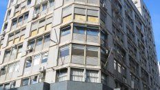 El histórico edificio Travella, en la esquina sudoeste de Sarmiento y Córdoba. Debajo el local que bajará sus persianas. El histórico edificio Travella, en la esquina sudoeste de Sarmiento y Córdoba. Debajo el local que bajará sus persianas.