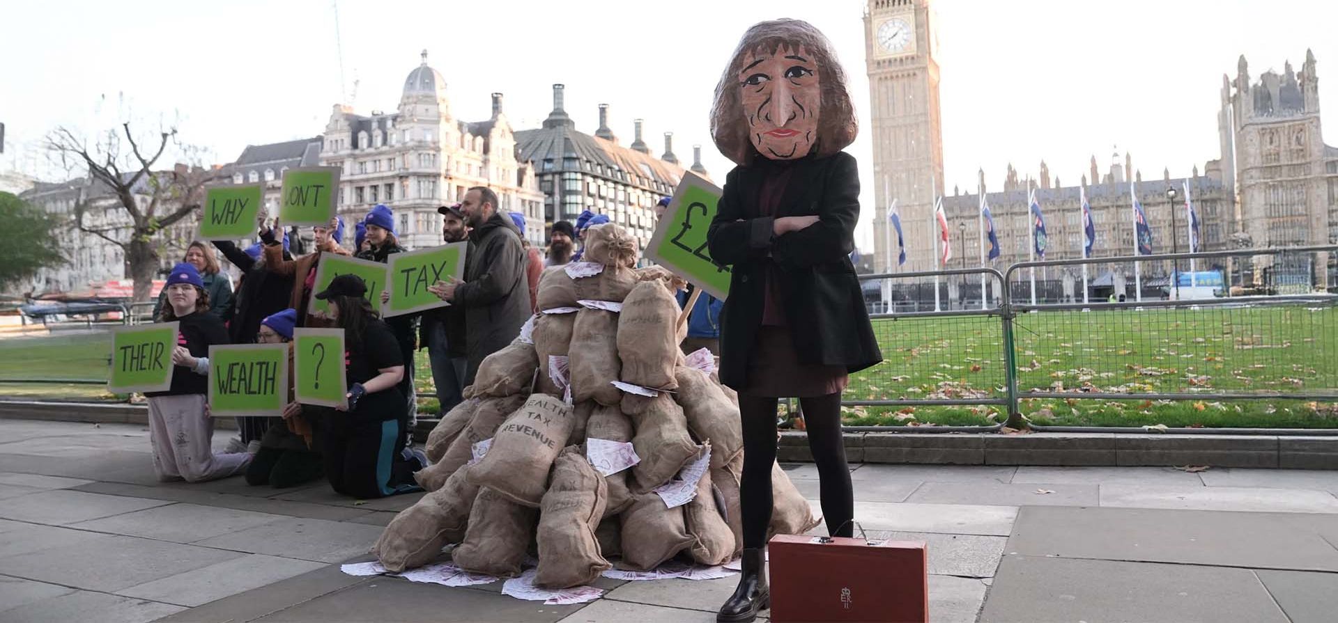 Los activistas organizan una maniobra dirigida a Rachel Reeves en Parliament Square, Londres, Inglaterra. Fotografía: Stefan Rousseau/PA Los activistas organizan una maniobra dirigida a Rachel Reeves en Parliament Square, Londres, Inglaterra. Fotografía: Stefan Rousseau/PA