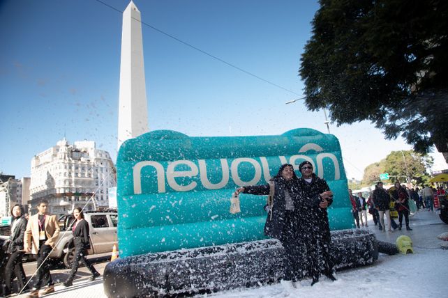 Neuquén lanzó su temporada de invierno con un show de nieve frente al Obelisco