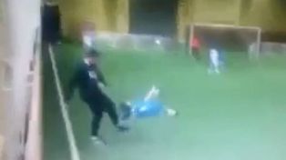 La brutal patada que un DT de fútbol le dio a un niño causa indignación en las redes sociales