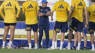 Miguel Russo junto a los jugadores de Boca. Al DT no le cayó bien la reacción de Palacios en el Gigante.