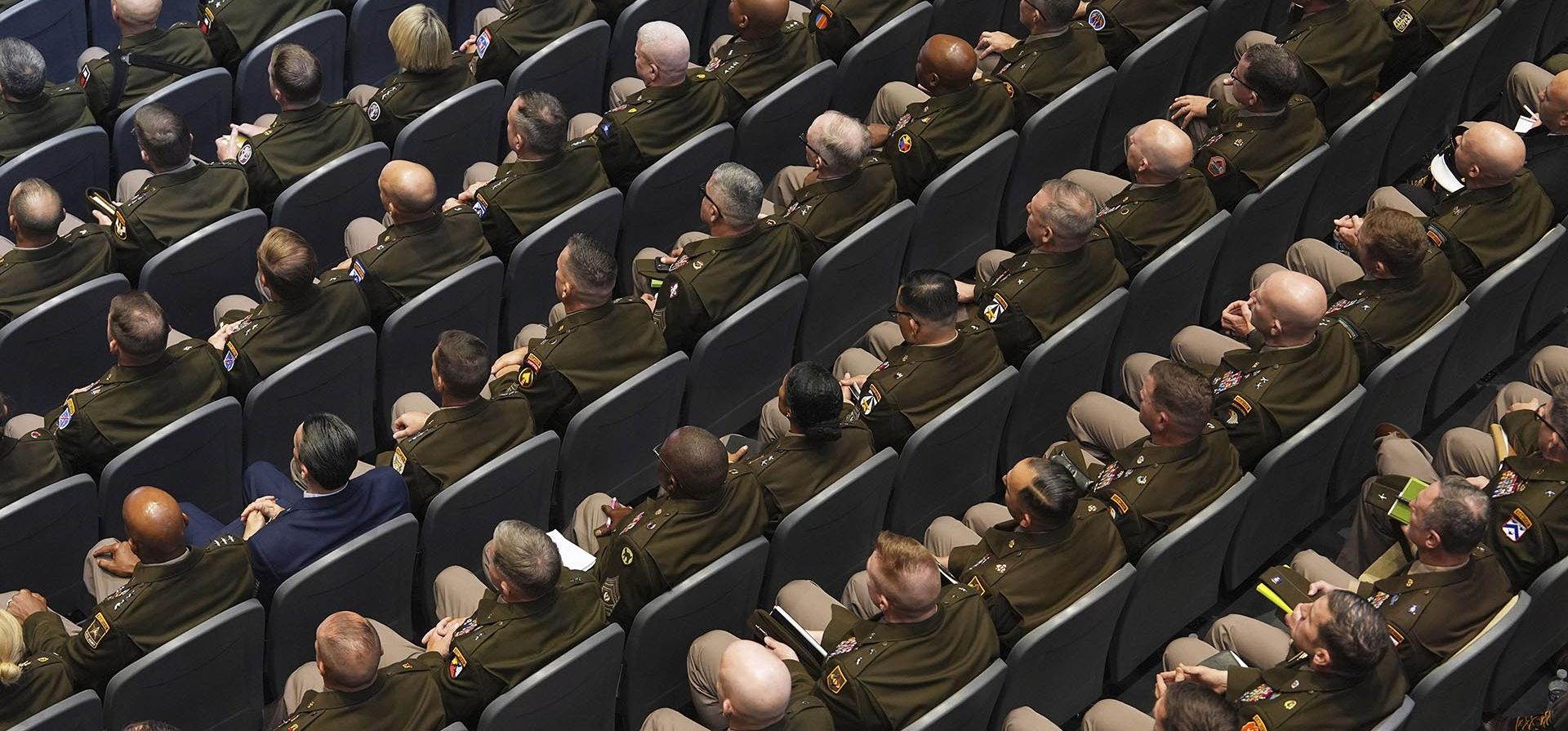 Altos mandos militares estadounidenses escuchan el discurso del presidente Donald Trump en la Base del Cuerpo de Marines de Quantico, el martes 30 de septiembre de 2025 en Quantico, Virginia. (Foto AP/Evan Vucci)