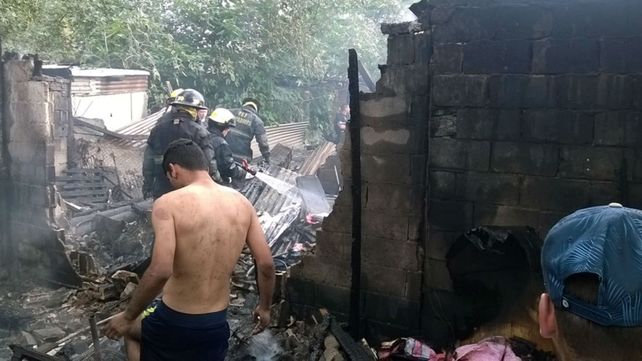 Los vecinos del barrio trabajaron a la par de los bomberos para apagar las llamas.
