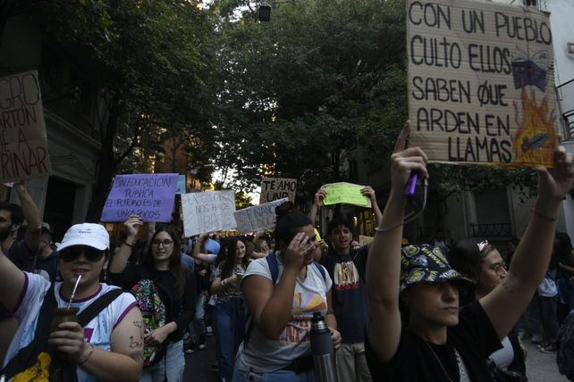 En Rosario, la plaza San Martín desbordó de gente y de consignas
