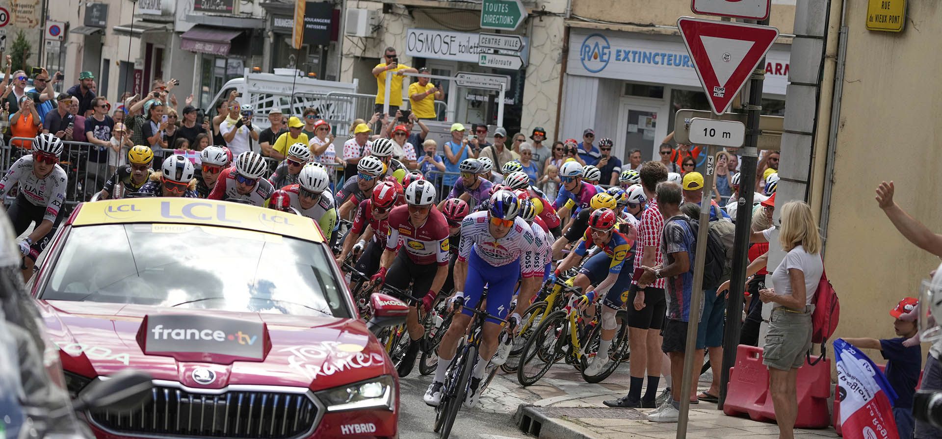 El pelotón pedalea durante el desfile ceremonial de la decimonovena etapa del Tour de Francia, una carrera ciclista de 93,1 kilómetros (57,85 millas) con inicio en Albertville y final en La Plagne, Francia, el viernes 25 de julio de 2025. (Foto AP/Mosa'ab Elshamy) El pelotón pedalea durante el desfile ceremonial de la decimonovena etapa del Tour de Francia, una carrera ciclista de 93,1 kilómetros (57,85 millas) con inicio en Albertville y final en La Plagne, Francia, el viernes 25 de julio de 2025. (Foto AP/Mosa'ab Elshamy)