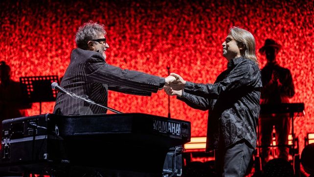 Fabián Gallardo fue el único invitado de la noche y se subió para cantar 