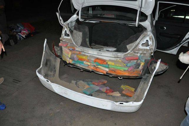 Escondidos. Los panes de droga iban en los paragolpes del Nissan Tiida.