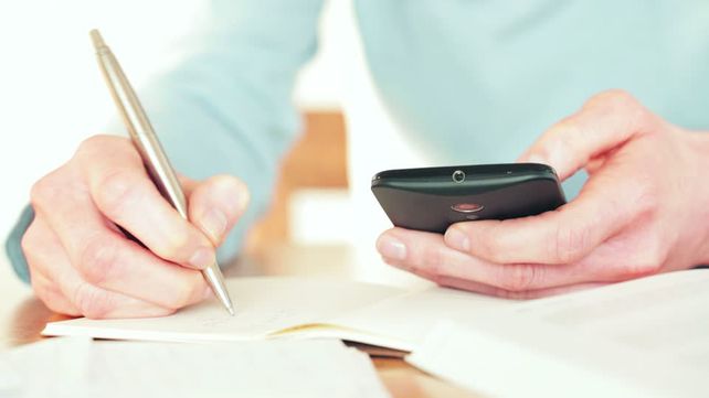 Conexi&oacute;n. La telefon&iacute;a m&oacute;vil contribuye a la comunicaci&oacute;n entre docentes y alumnos