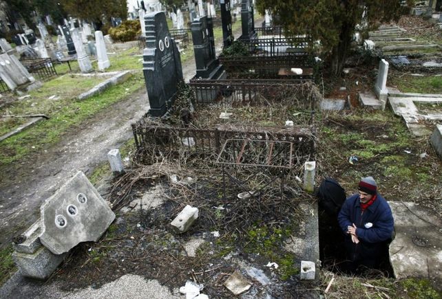 El único inquilino vivo del cementerio dice que tiene que tener mucho cuidado cada vez que sale. No me gustaría provocarle a nadie un infarto.