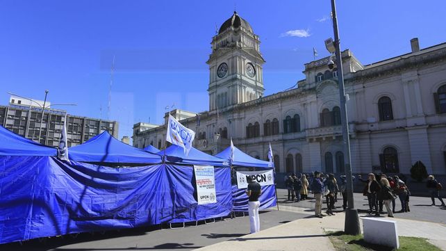 UPCN instaló una carpa frente a Casa de Gobierno para reclamar que se cumplan las políticas de salud