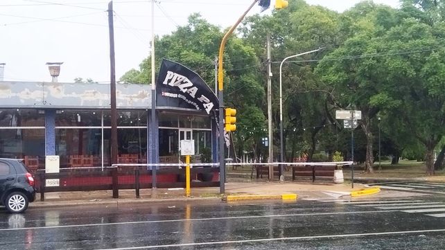 Personal de la Dirección de Protección Civil de la Municipalidad de Paraná recorre la ciudad durante la tormenta para evaluar los daños