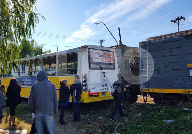 Un tren chocó con un colectivo de la línea 18