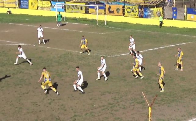 La cancha casi sin césped de Campana para Puerto Nuevo y Argentino.