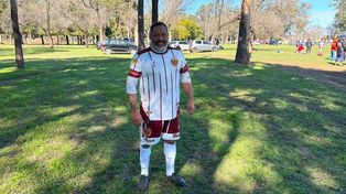 La vida de un exjugador de Central: trabaja de albañil e integra el equipo de amigos del barrio Las Flores