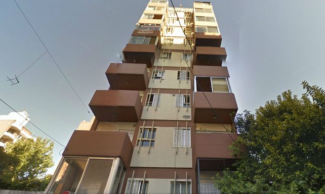 Una joven cayó al vacío al ensayar una arriesgada maniobra en Juan Manuel de Rosas al 1500