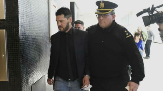 Matías Messi ingresa escoltado por un policía al Centro de Justicia Penal.&nbsp; 
