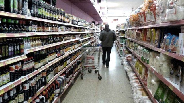 El gobierno de Uruguay anunció medidas para bajar impuestos a los comercios fronterizos con Argentina para desalentar los viajes de compras.&nbsp; 
