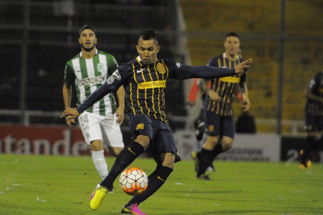 Walter Montoya saca el derechazo goleador para el triunfo de Central en el Gigante ante Atlético Nacional.