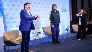 La presidenta de la Cámara de Diputados, Cecilia Moreau firmó un acta de compromiso para la campaña Ni un pibe ni una piba menos por la droga con el padre Pepe.