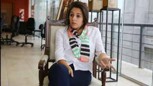 Reclaman la renuncia de la ministra que se filmó fumada