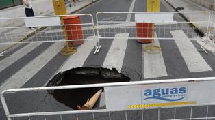 Un cráter de más de un metro de profundidad se generó en la senda peatonal de San Lorenzo y Maipú, pleno microcentro