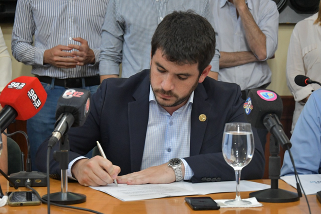 Histórico; el intendente Leonel Chiarella firmando el contrato de concesión a una cooperativa eléctrica local.