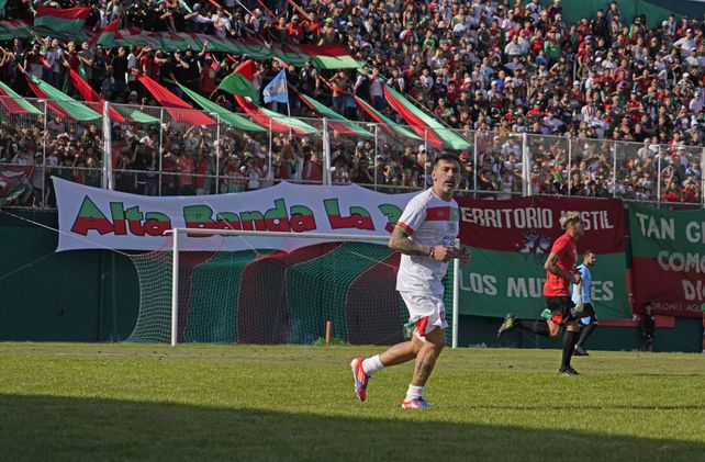 Tenía que ser con el gol del Pocho. El árbitro rosarino Saúl Laverni cobró penal y por supuesto el Pocho Lavezzi fue encargado de la ejecución, convirtiendo el único gol de una tarde inolvidable.